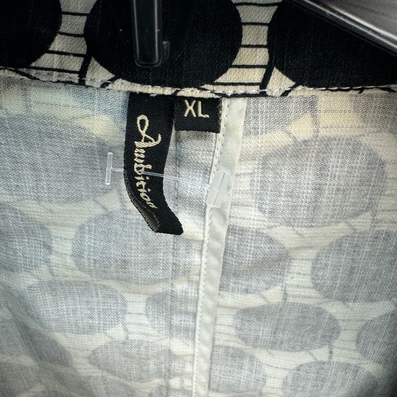 Black and white polka dot trench coat with belted waist and collar - Picture 7 of 7